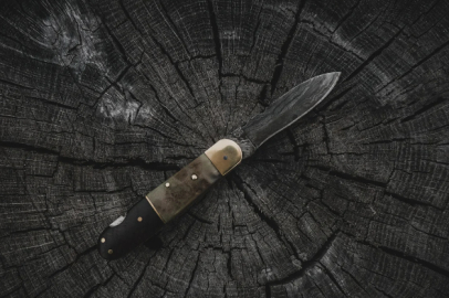 KENDİNİ BIÇAKLADI