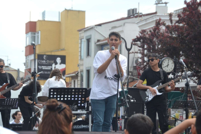 LİSELİLERDEN 19 MAYIS KONSERİ