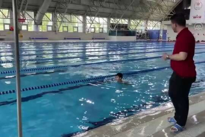 OTİZMLİ EGEMEN KORKARAK GİRDİĞİ HAVUZDA ARTIK TEK BAŞINA YÜZÜYOR