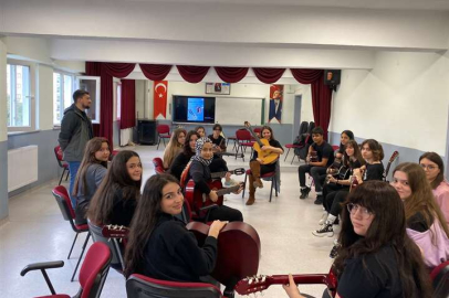 LİSE ÖĞRENCİLERİNE GİTAR ATÖLYESİ