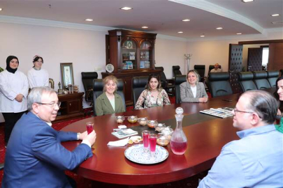 REKTÖR’E DE SUNDULAR