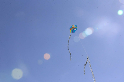 DEPREMZEDE ÇOCUKLAR İÇİN UÇURTMA ŞENLİĞİ DÜZENLENDİ