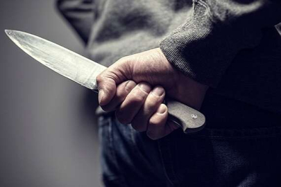 KENDİSİNİ BIÇAKLADI