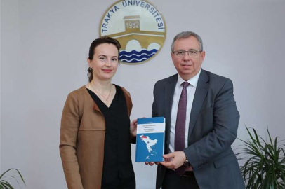 YENİ KİTABINI REKTÖR’E TAKDİM ETTİ