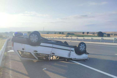 TAKLA ATAN OTOMOBİLDEKİ 3 KİŞİ YARALANDI