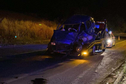 İKİ OTOMOBİL KAFA KAFAYA ÇARPIŞTI: 1’İ AĞIR 3 YARALI