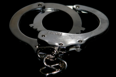 ÜZERİNDE UYUŞTURUCU BULUNAN 2 KİŞİ GÖZALTINA ALINDI