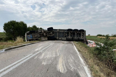 DEVRİLEN TIR’IN SÜRÜCÜSÜ YARALANDI