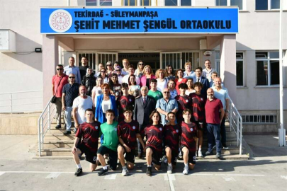 KUPA VE MADALYALARI VALİ’DEN ALDILAR