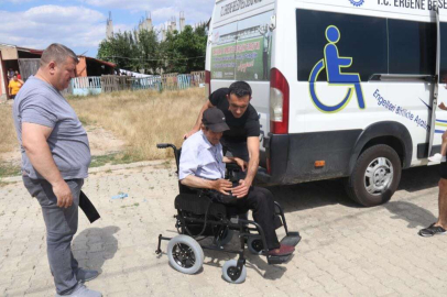 AKÜLÜ ARAÇ YARDIMI SÜRÜYOR