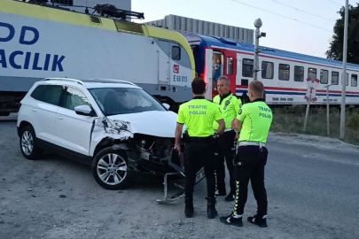 TREN İLE OTOMOBİL ÇARPIŞTI