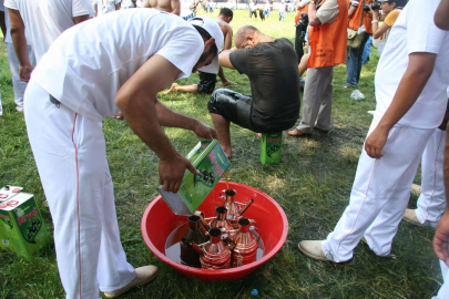 PEHLİVANLARA 3 TON ZEYTİNYAĞI