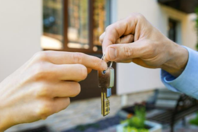 EVDEN ÇIKMAK İSTEMEDİ