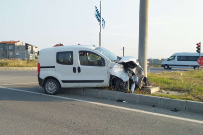 HAFİF TİCARİ ARAÇ İLE OTOMOBİL ÇARPIŞTI