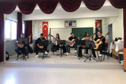 ÖĞRENCİLERDEN MÜZİK ŞÖLENİ