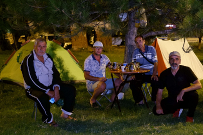 GÜREŞ SEVDALILARI ÇADIRLARDA UYUDU