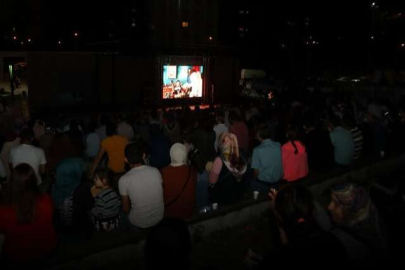 AÇIK HAVADA SİNEMA KEYFİ YAPACAKLAR