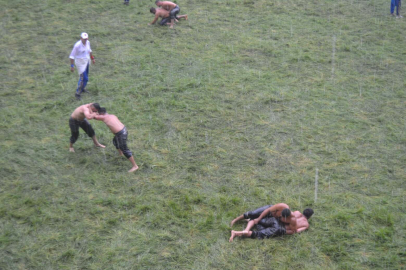 GÜNEŞTE YANDILAR, YAĞMURLA SERİNLEDİLER