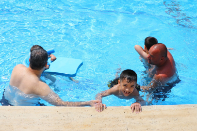 KURSTA KULAÇ ATARAK SOSYALLEŞİYORLAR