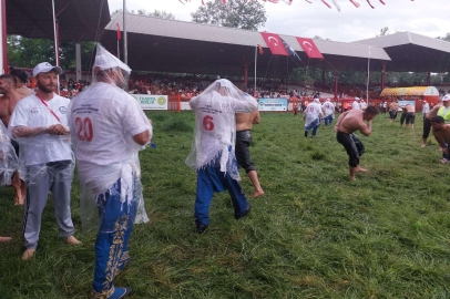 SAĞANAK ALTINDA GÜREŞTİLER