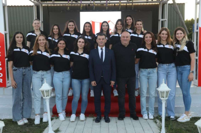 KADIN VOLEYBOL TAKIMI BASINA TANITILDI