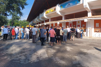 KIRKPINAR’DA  BİLET KUYRUĞU