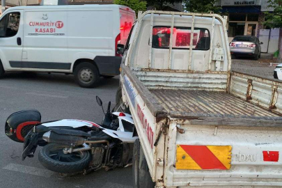 MOTOSİKLET KAMYONET ALTINA GİRDİ