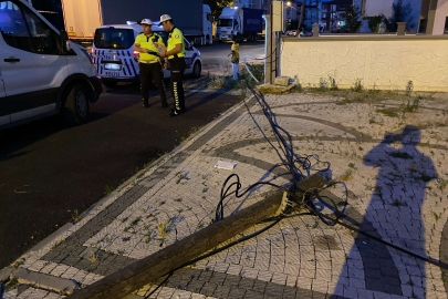 KAMYON TELEFON DİREĞİNİ DEVİRDİ