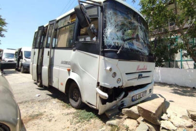 İKİ YOLCU MİNİBÜSÜ ÇARPIŞTI: 2 YARALI