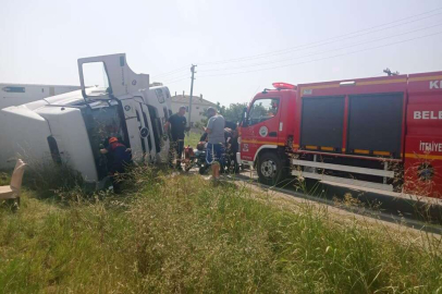 DEVRİLEN KAMYONUN SÜRÜCÜSÜ YARALANDI