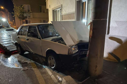 ALKOLLÜ SÜRÜCÜ AYDINLATMA DİREĞİNE ÇARPTI