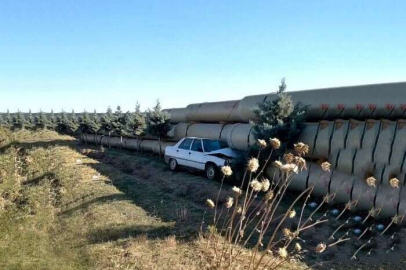 YOLDAN ÇIKAN OTOMOBİL BORULARA ÇARPTI: 1 YARALI