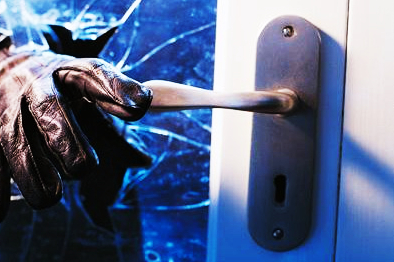 MİSAFİRLİKTEYKEN EVİNE HIRSIZ GİRDİ