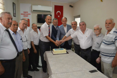 GAZİLERDEN KIBRIS PASTALI KUTLAMA