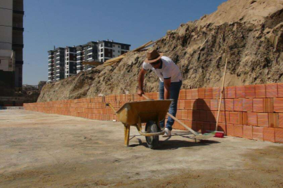 İNŞAAT İŞÇİLERİNİN SICAK HAVAYLA MÜCADELESİ