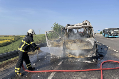 SEYİR HALİNDEKİ MİNİBÜS YANDI