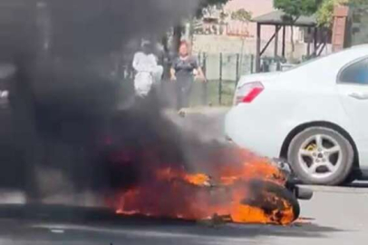 YOL ORTASINDA ALEV ALAN MOTOSİKLET PATLAYARAK KÜL OLDU