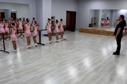 GELECEĞİN BALERİNLERİNİ YETİŞTİRİYOR