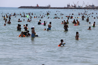 SAHİLLERDE SERİNLEMEYE ÇALIŞIYORLAR