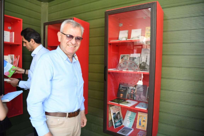 SOKAK KÜTÜPHANESİ HAZİNELERLE DOLDU