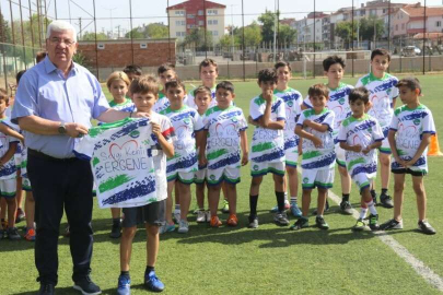 ÇOCUKLARA FORMALARINI DAĞITTI