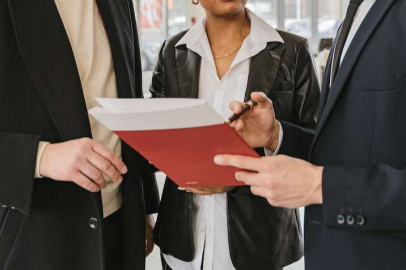 KİRALIK ARACA ÇARPIP KAÇTI