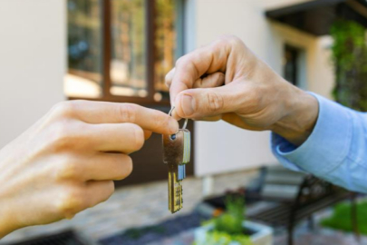 KİRAYA VERDİ, EŞYALARI ALINDI