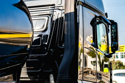 TIR, DİKİZ AYNASINI KIRDI