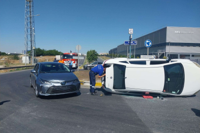 KAVŞAKTA 2 OTOMOBİL ÇARPIŞTI