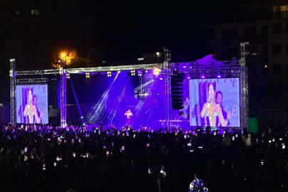 HANDE YENER KOMŞUYU SALLADI