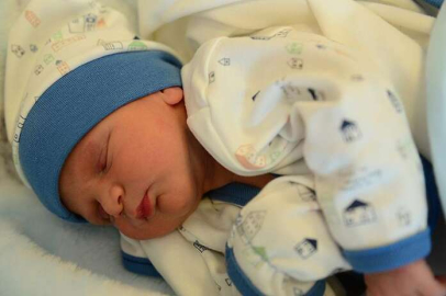 İLK 6 AY ANNE SÜTÜ İLE BESLENMELİ