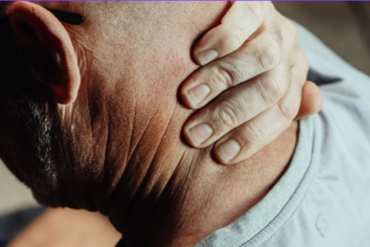 UYARDI, BAŞINDAN YARALANDI