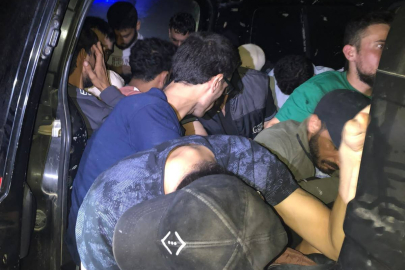 BİR ARAÇTA 22 SURİYELİ