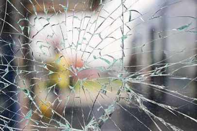 KAPININ CAMI KIRILDI